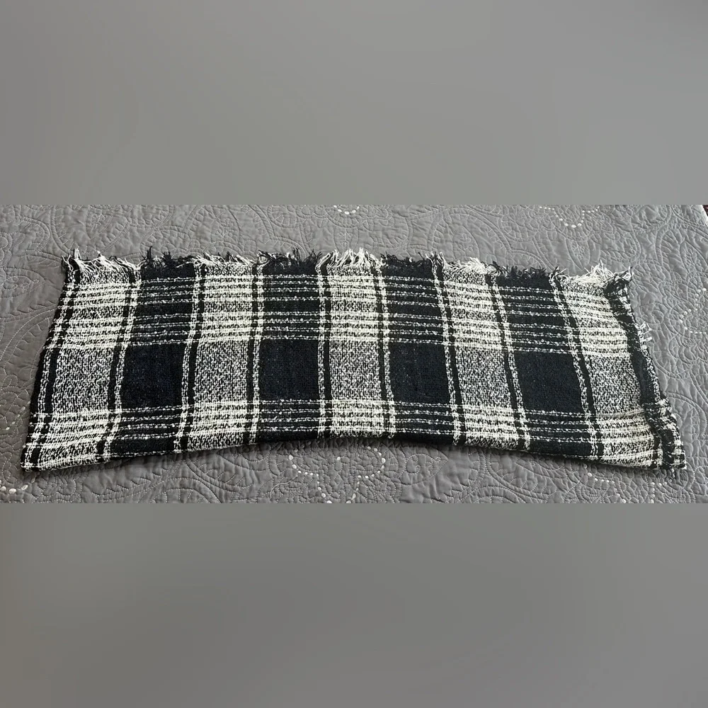 G.H. Bass & Co Women’s Navy/White/Black Plaid Woven Scarf NWT